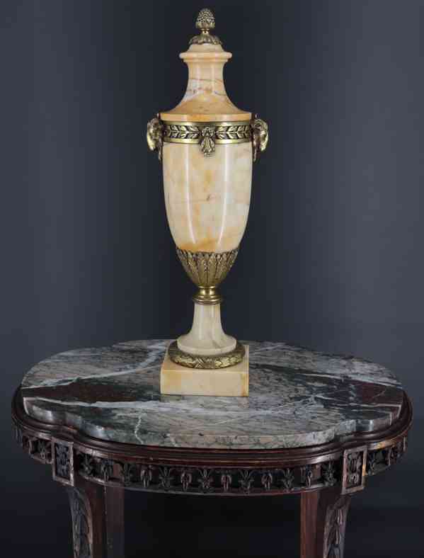 Mramorová váza s bronzovými aplikacemi. Cassoulet