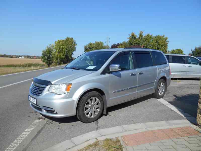 Chrysler Town Country 3,6 Limited 2xDVD, úhly 2011 - foto 2