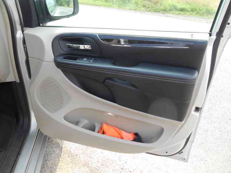Chrysler Town Country 3,6 Limited 2xDVD, úhly 2011 - foto 13