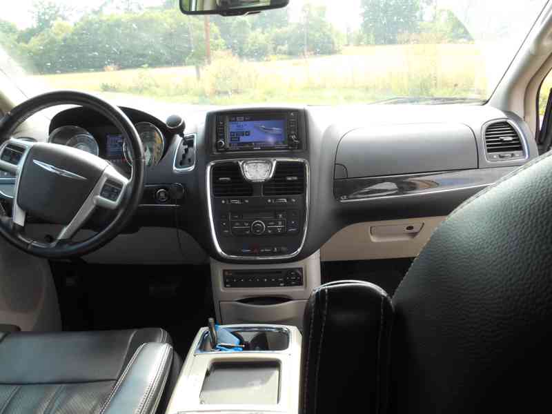 Chrysler Town Country 3,6 Limited 2xDVD, úhly 2011 - foto 12