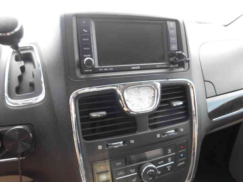 Chrysler Town Country 3,6 Limited 2xDVD, úhly 2011 - foto 20