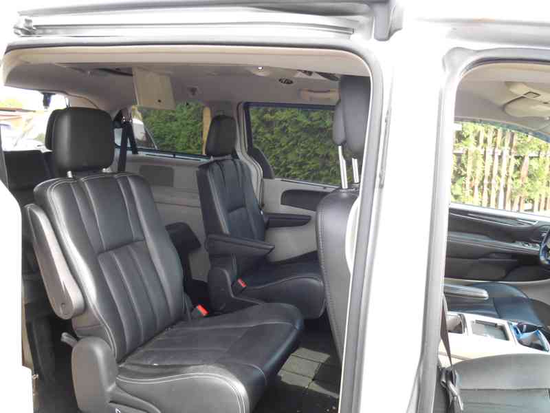 Chrysler Town Country 3,6 Limited 2xDVD, úhly 2011 - foto 10