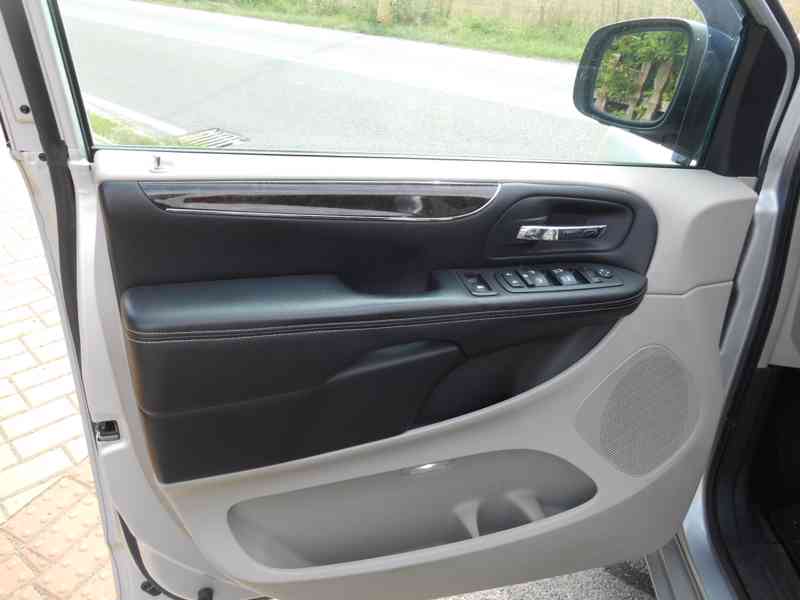 Chrysler Town Country 3,6 Limited 2xDVD, úhly 2011 - foto 15