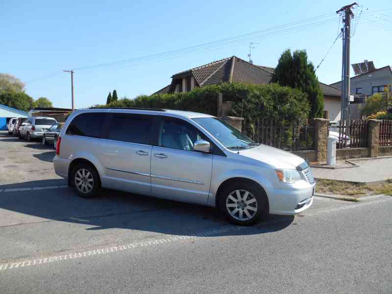 Chrysler Town Country 3,6 Limited 2xDVD, úhly 2011 - foto 1