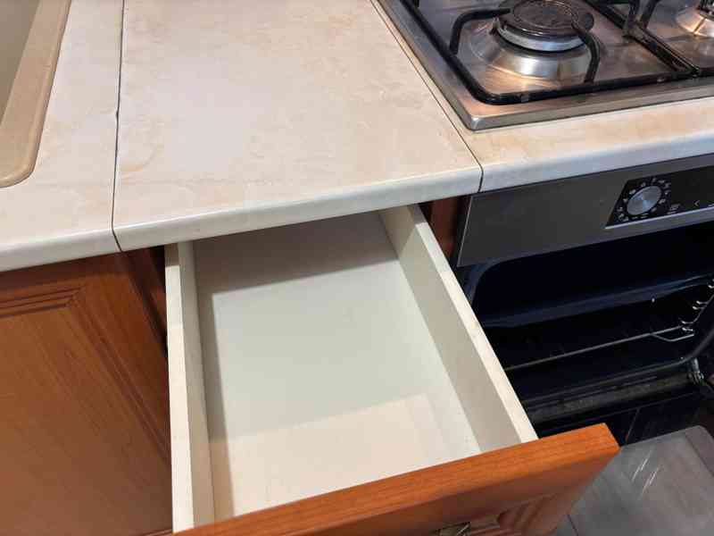 Kuchyňská linka hnědé barvy - foto 8