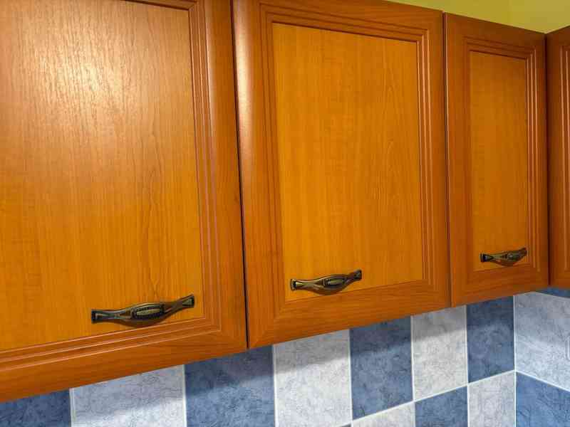 Kuchyňská linka hnědé barvy - foto 2