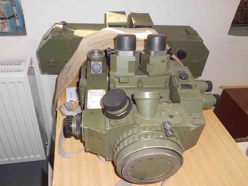 Dělostřelecký zaměřovač - poškozený OEM - 2 - foto 9