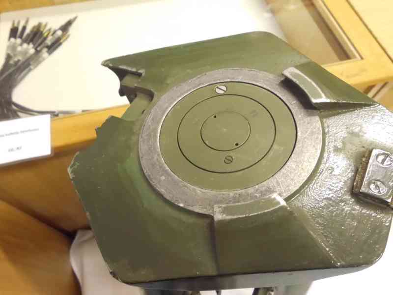 Dělostřelecký zaměřovač - poškozený OEM - 2 - foto 6