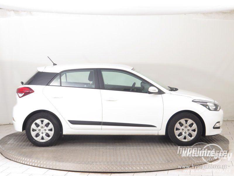Hyundai i20 1.2, benzín, RV 2015 - foto 14