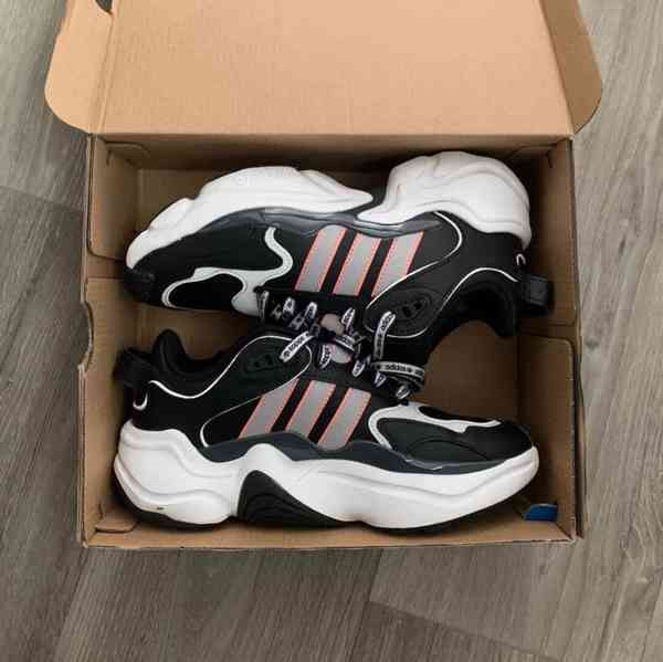 Sneakery Magnum Runner Adidas