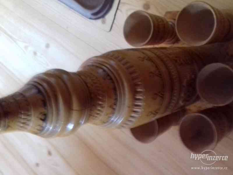 dřevěná,ručně vyřezávaná souprava na víno starožitnost - foto 1