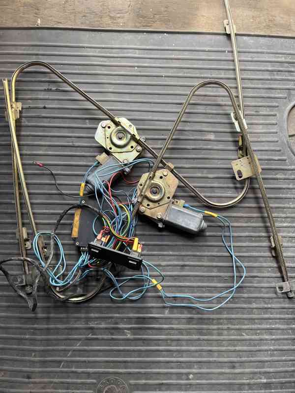 Elektrické stahovačky oken FELICIA kovové - foto 6