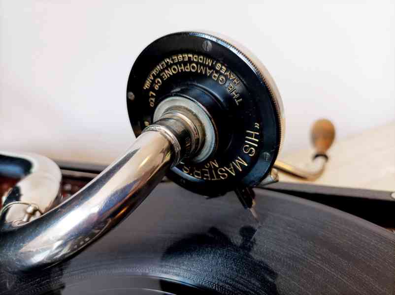 His Master’s Voice gramofon na kliku z roku 1926, top stav - foto 6