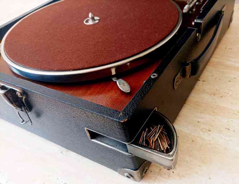 His Master’s Voice gramofon na kliku z roku 1926, top stav - foto 10