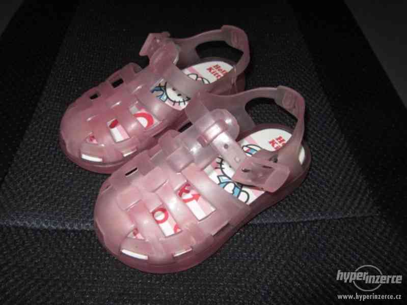 Gumové sandálky Hello Kitty - foto 1