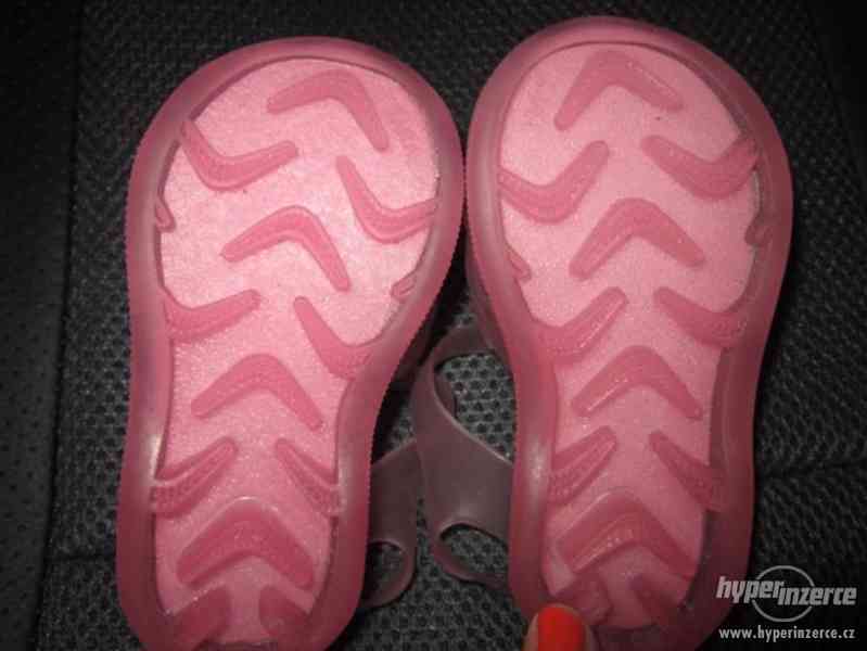 Gumové sandálky Hello Kitty - foto 3