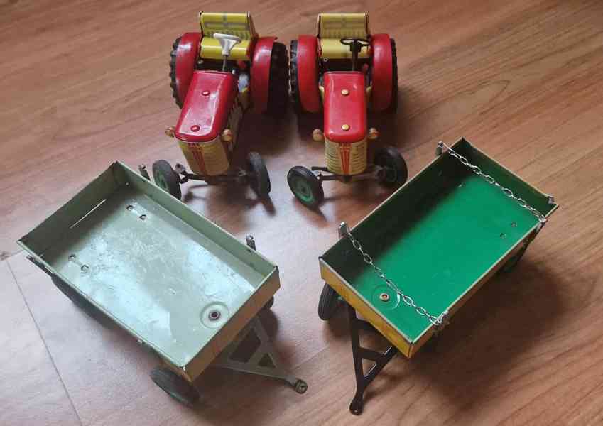 Plechové traktory na klíček KDN s valníky,sanita 1203 KDN - foto 2