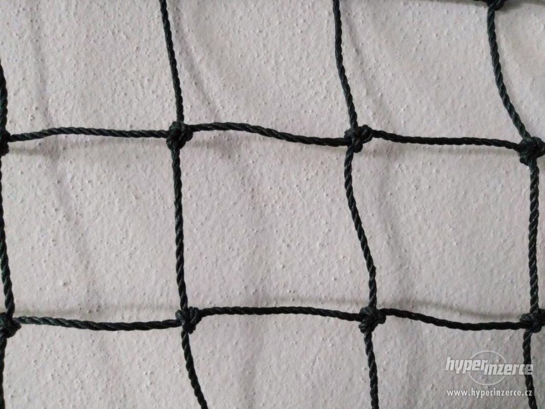 Síť na seno, na příkrmiště - 2,2 x 2,2 m, oko 4,5 cm - foto 1