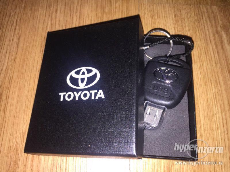 USB flash disk 32 GB klíč Toyota v dárkové krabičce - foto 1