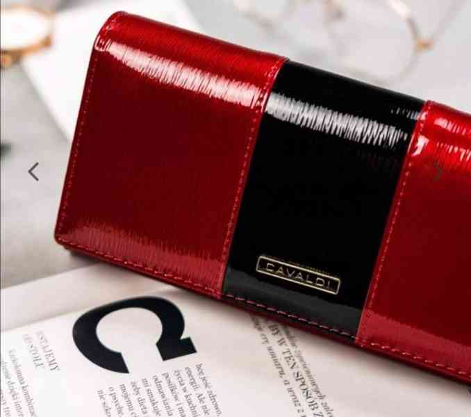 Dámská kožená lakovaná peněženka s příčným pruhem - foto 7