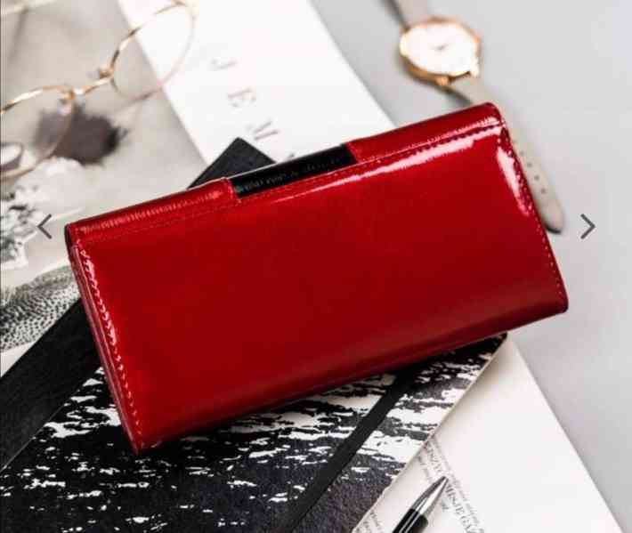 Dámská kožená lakovaná peněženka s příčným pruhem - foto 2