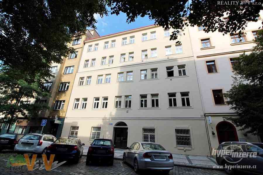 Malý-velký byt o velikosti 1+1 v žádané lokalitě Karlín ve Vítkově ulici, možnost převodu do OV - foto 8