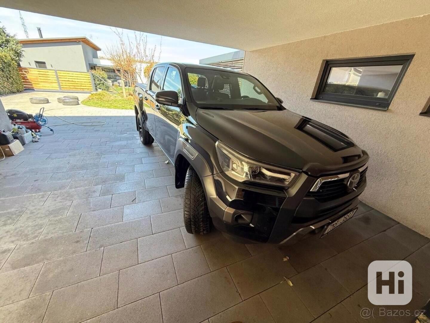Toyota Hilux invicible v plné výbavě - foto 1