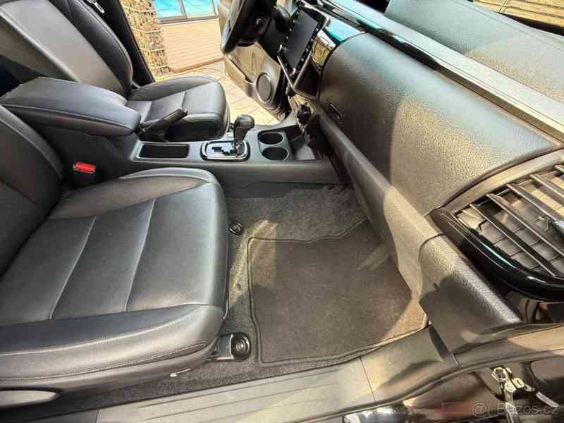Toyota Hilux invicible v plné výbavě - foto 8