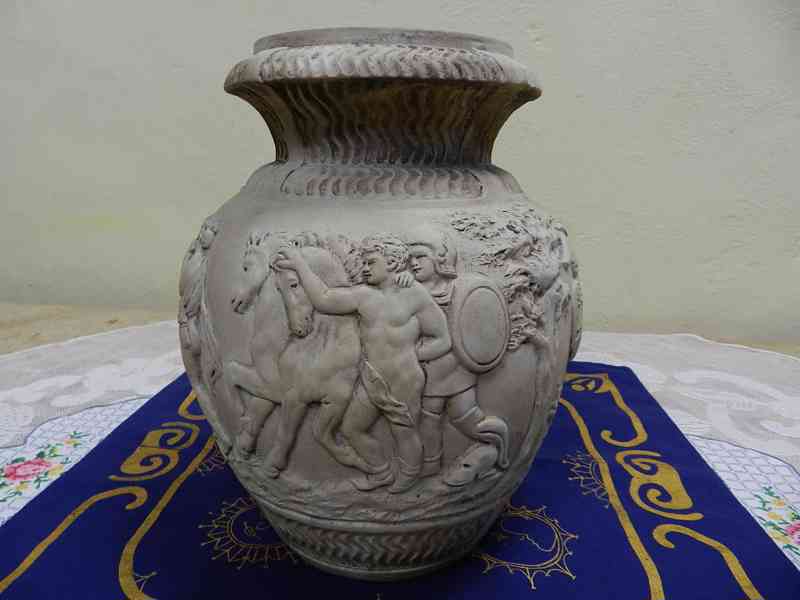 Zajímavá stará masivní keramická Váza Bojovníci J. Mareš - foto 5