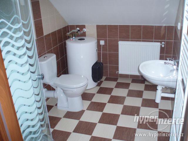 Pronájem nového podkrovního bytu 2+kk Nový Bydžov - foto 1