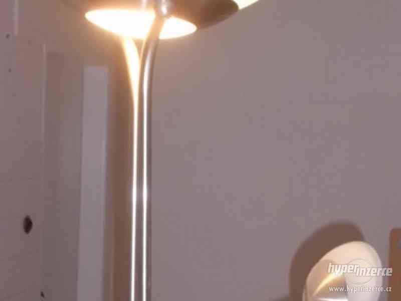 stmívatelná stojací lampa se 2 světly - foto 3