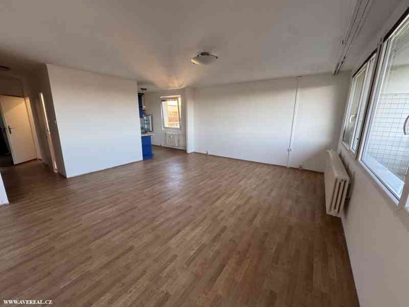 Pronájem prostorného bytu 2+1 (71 m²), 2x lodžie, garáž - foto 3