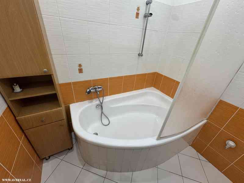Pronájem prostorného bytu 2+1 (71 m²), 2x lodžie, garáž - foto 9