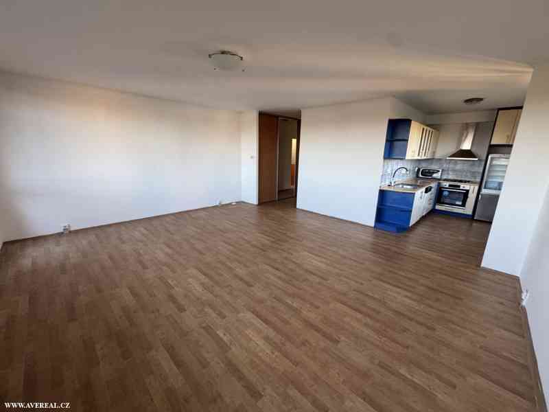 Pronájem prostorného bytu 2+1 (71 m²), 2x lodžie, garáž