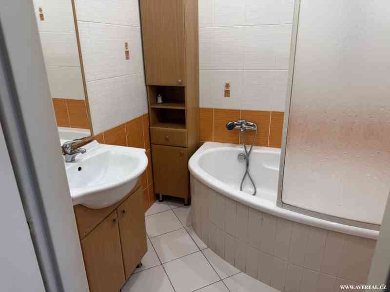 Pronájem prostorného bytu 2+1 (71 m²), 2x lodžie, garáž - foto 8