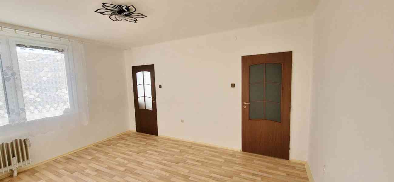 Dlouhodobý pronájem bytu 1+kk ve Dvoře Králové n.L. - foto 2