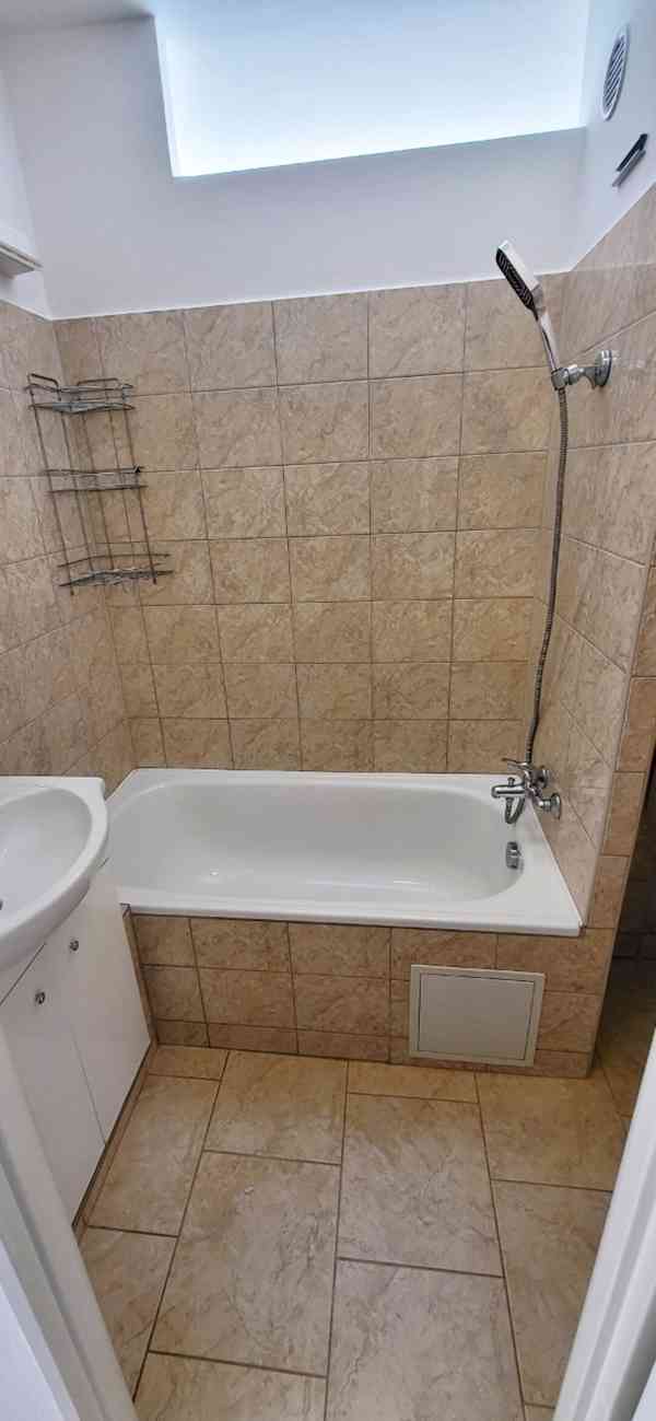 Dlouhodobý pronájem bytu 1+kk ve Dvoře Králové n.L. - foto 9