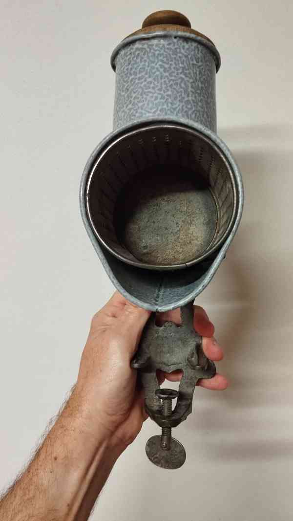 Velmi starý krásný velký mlýnek na strouhanku IDA se smaltem - foto 5