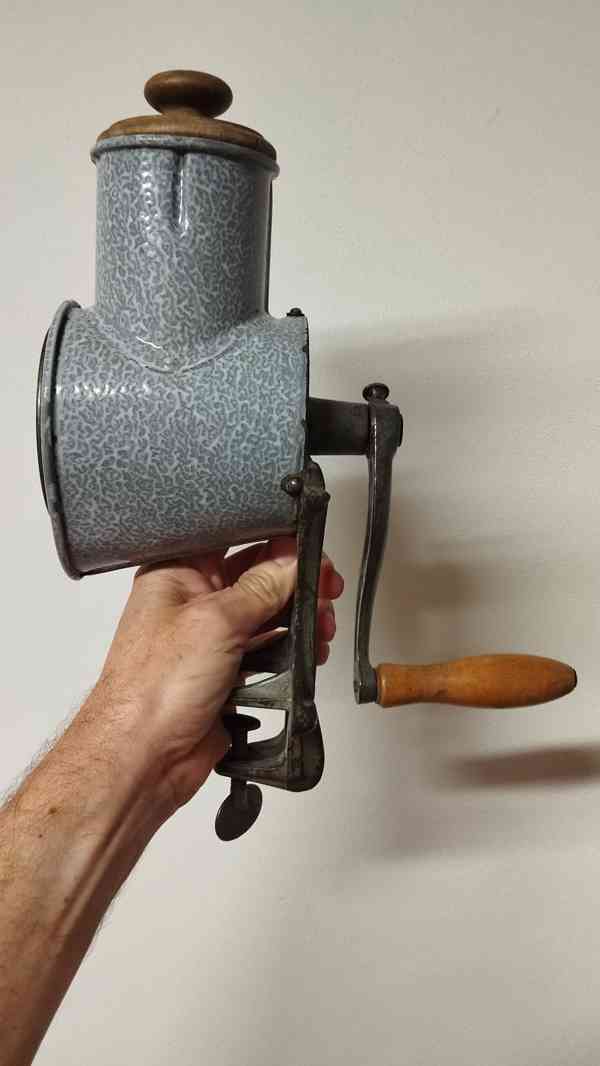 Velmi starý krásný velký mlýnek na strouhanku IDA se smaltem - foto 3