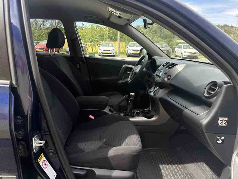 Toyota Rav4 2.2 D4D 4x4/1MAJ/ČR/Výhřev.Sedadel - foto 22