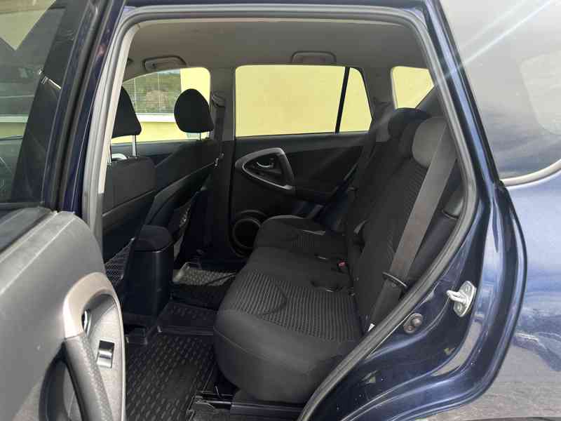 Toyota Rav4 2.2 D4D 4x4/1MAJ/ČR/Výhřev.Sedadel - foto 13