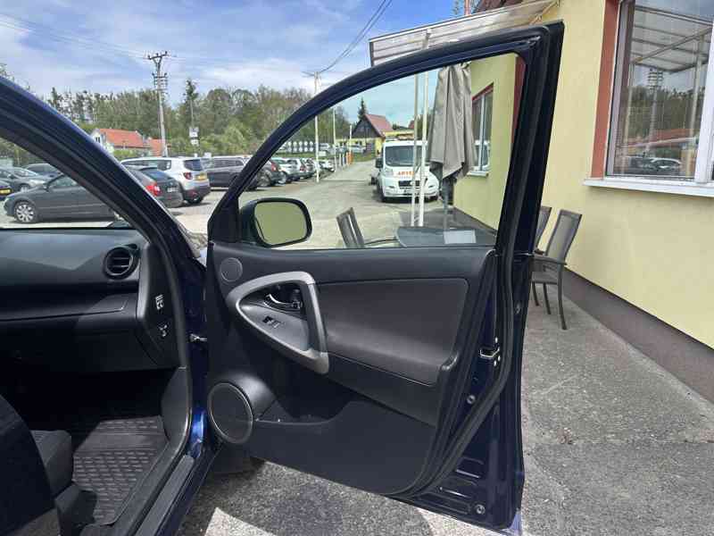 Toyota Rav4 2.2 D4D 4x4/1MAJ/ČR/Výhřev.Sedadel - foto 23
