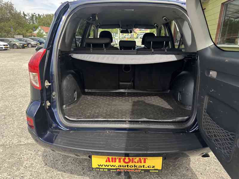 Toyota Rav4 2.2 D4D 4x4/1MAJ/ČR/Výhřev.Sedadel - foto 17