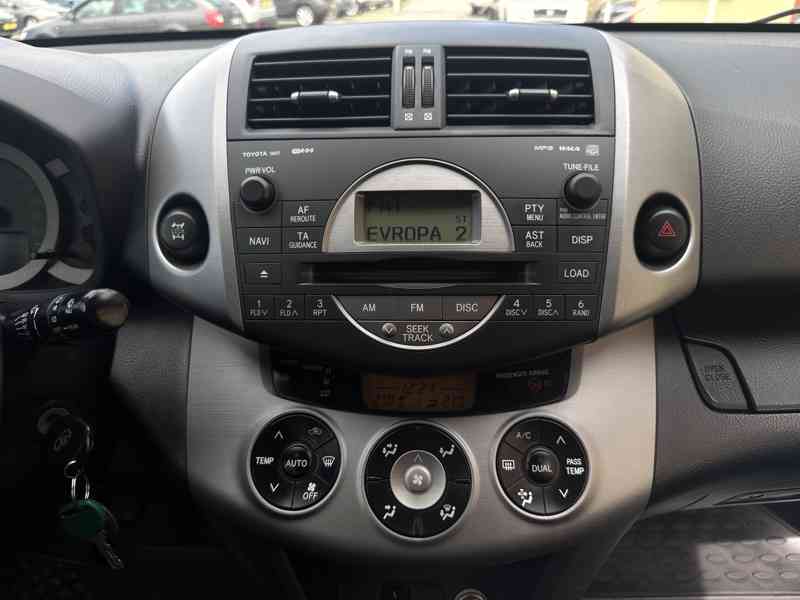 Toyota Rav4 2.2 D4D 4x4/1MAJ/ČR/Výhřev.Sedadel - foto 27