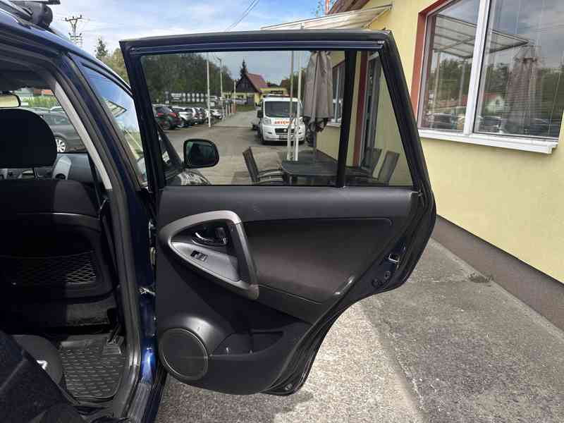 Toyota Rav4 2.2 D4D 4x4/1MAJ/ČR/Výhřev.Sedadel - foto 21