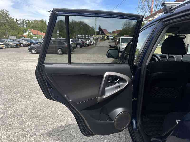 Toyota Rav4 2.2 D4D 4x4/1MAJ/ČR/Výhřev.Sedadel - foto 14
