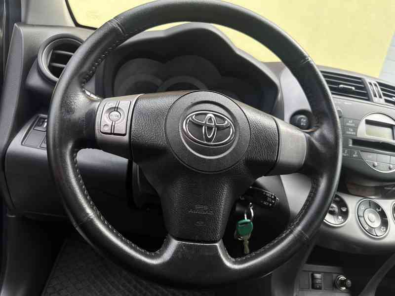 Toyota Rav4 2.2 D4D 4x4/1MAJ/ČR/Výhřev.Sedadel - foto 26
