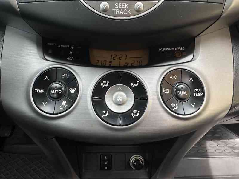 Toyota Rav4 2.2 D4D 4x4/1MAJ/ČR/Výhřev.Sedadel - foto 28