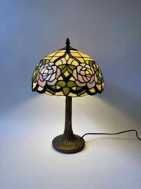 Stolní lampa Tiffany s květy v secesním stylu