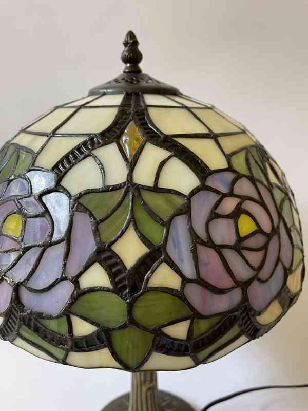 Stolní lampa Tiffany s květy v secesním stylu - foto 3